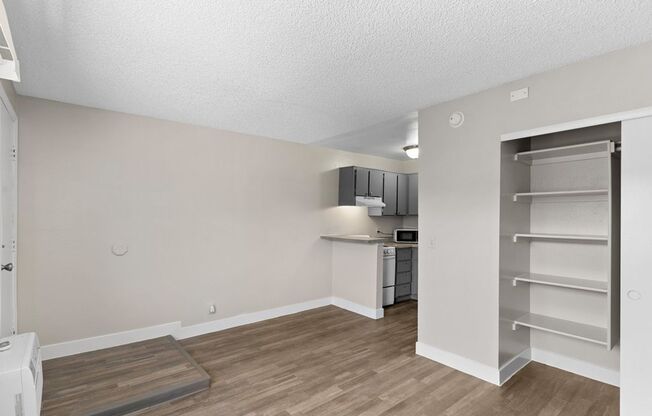 Studio, 1 bath, 275 sqft, $949, Unit 40