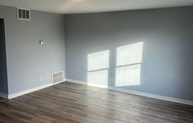 3 beds, 1 bath, $1,550, Unit 54