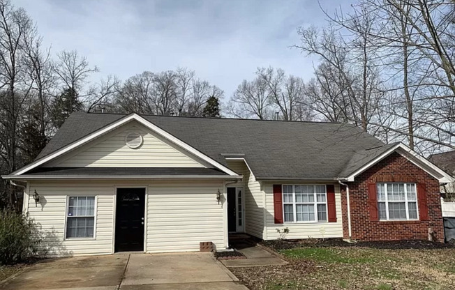 3 BR 2 BA located in South Charlotte in Steele Creek!