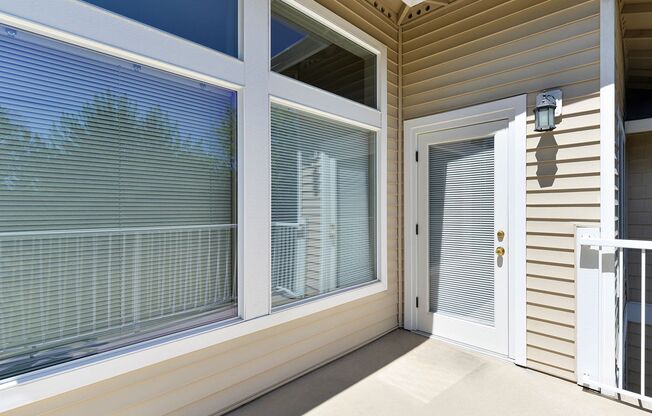 Spacious and Elegant Townhouse-style 2 Bedroom 2 Bath Condo Kent