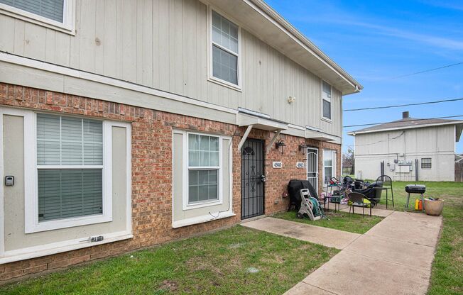 Recently updated 2-story 2-1.5 in Fort Worth ready for move-in!