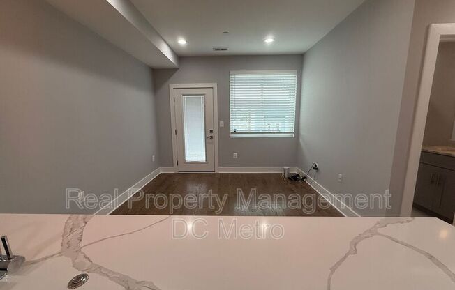 804 21 ST NE