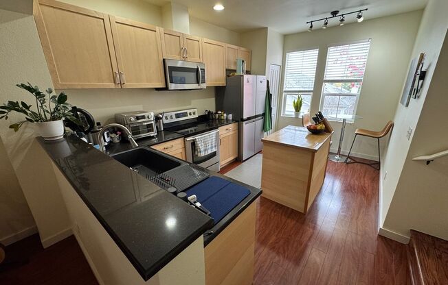 2Bd/2.5Ba Bellevue Townhouse