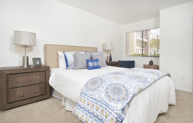 Thousand Oaks Apartments - The Knolls - Bedroom with Window, Carpeting, and White Walls