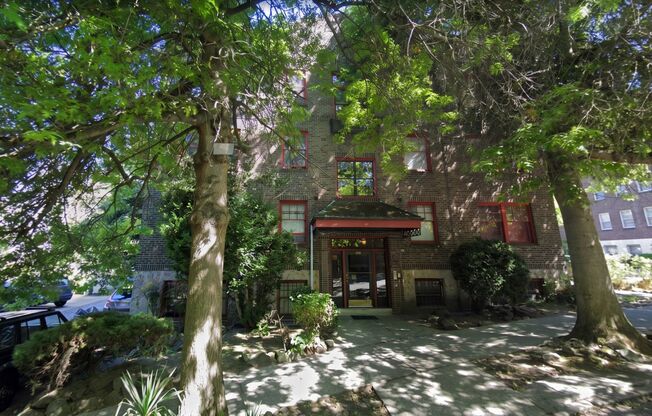 Huntington Arms - Located on the west slope of Capitol Hill