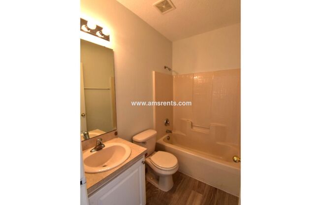 Very Nice cozy 3bd 2ba with a nice size back yard in Poinciana a definite must see!
