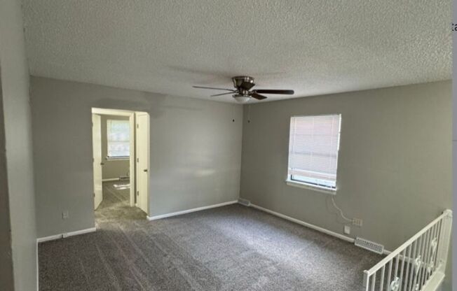 Spacious 2 bedroom / 1 bathroom duplex in Independence!