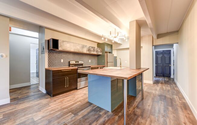 2 beds, 1 bath, 700 sqft, $1,895, Unit 403