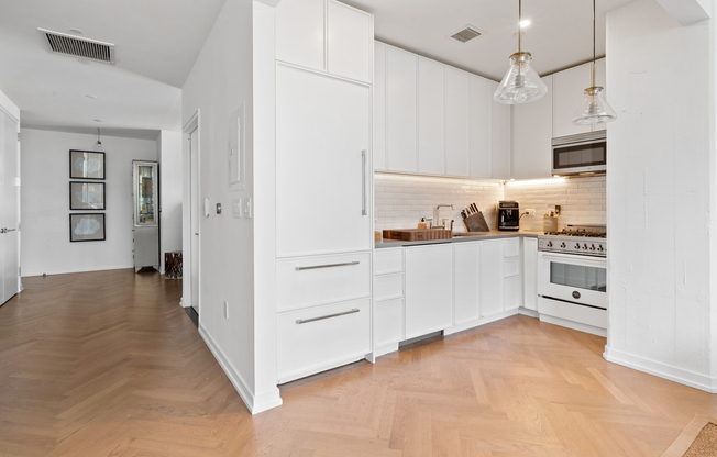 1 bed, 1 bath, 798 sqft, $5,600, Unit C107