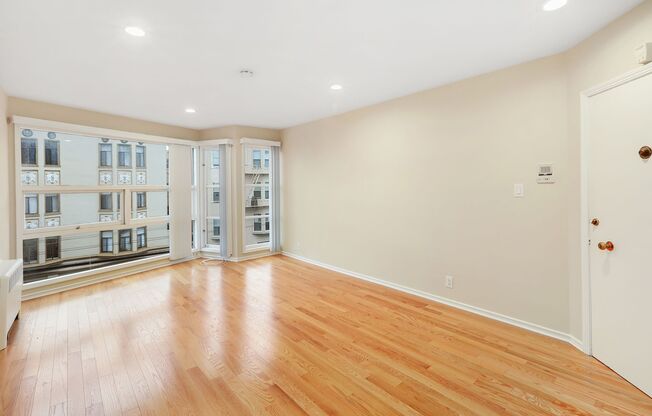 Marina: Remodeled 2nd Floor w/ Optional Parking & Golden Gate Bridge View near Chestnut Shops