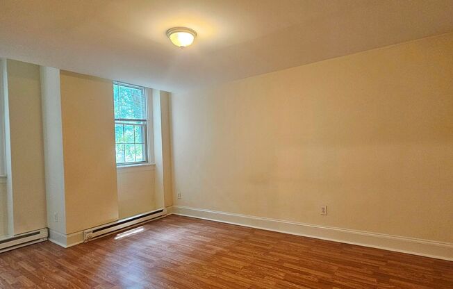 3 beds, 2 baths, 1,100 sqft, $1,915, Unit 105