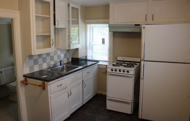 2 BR Close to Medical Mile with hardwood floors & in unit laundry