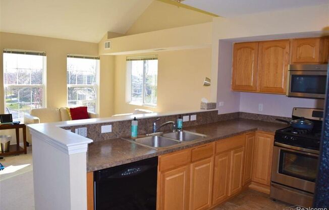 1077 FOXBORO, TROY - TOWNHOUSE FOR RENT!
