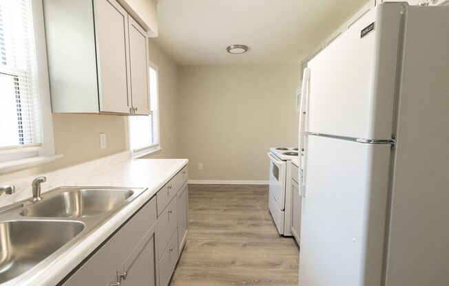 2 beds, 1 bath, $995, Unit B