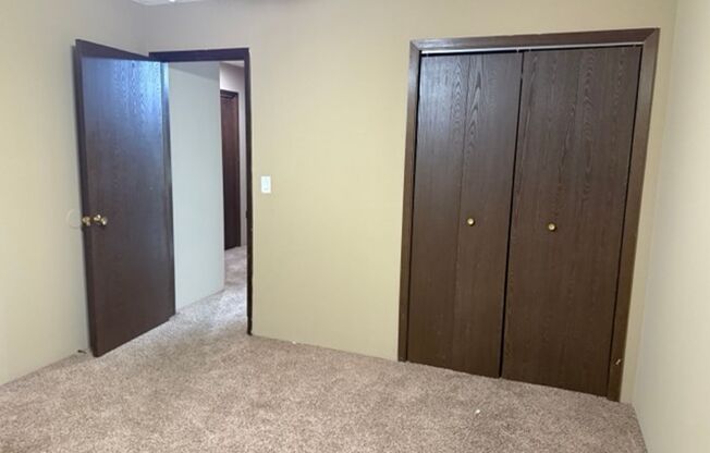 3 beds, 1 bath, 1,125 sqft, $800, Unit CC-735-5B