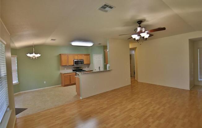 BEAUTIFUL 3 BEDROOMS / 2 BATH HOME IN SETTLERS CROSSING