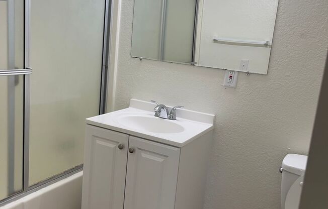 2 beds, 1 bath, 720 sqft, $2,095, Unit B6