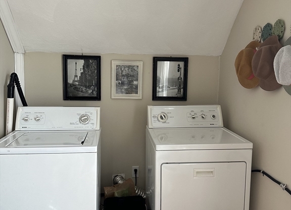 1 bed, 1 bath, 700 sqft, $1,850, Unit 2F