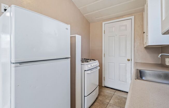 Studio, 1 bath, 352 sqft, $750, Unit 9