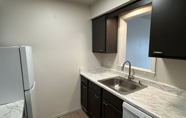 2 beds, 1 bath, $1,295, Unit 103