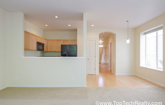 Fabulous 3 BD* 2.5 BA In Popular Arbor Reserve Townhome Community! **Minutes From Tanasbourne Shopping Center** Spectacular Location!*