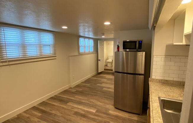 Studio, 1 bath, $850, Unit 4