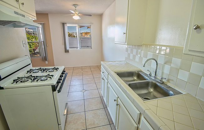 2 beds, 1 bath, $1,850, Unit 09