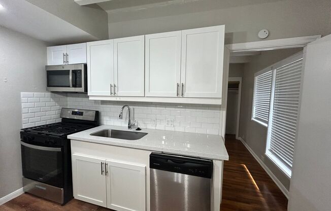 1 bed, 1 bath, 700 sqft, $1,275, Unit 243