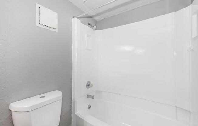 2 beds, 1 bath, 793 sqft, $1,570