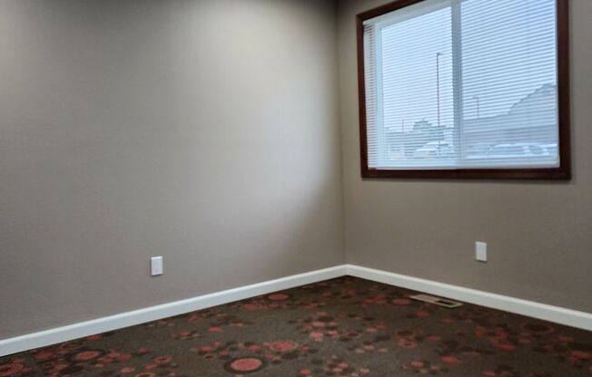 3 beds, 1 bath, 1,000 sqft, $1,585, Unit B-104