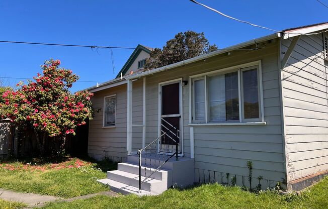 Cat-friendly cottage with a fully fenced yard and off-street parking!