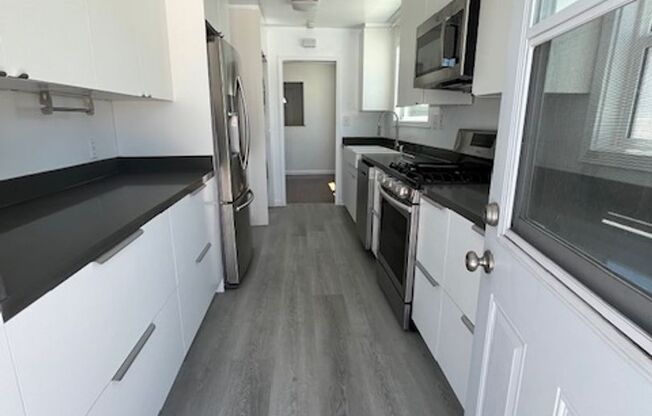 *Special $500 Off The First Month's Rent * Beautiful Pool Home in Prime Van Nuys Location