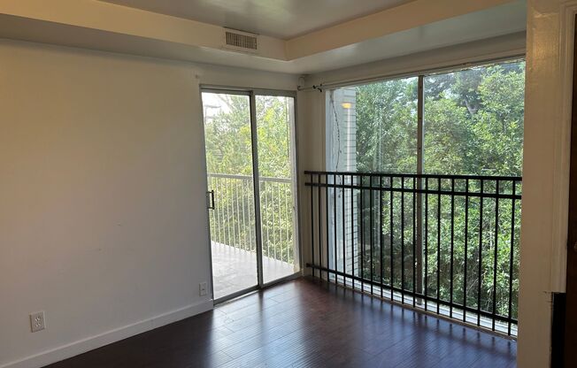 Spacious Private Guy Room Floor to Ceiling windows - 3 block from U campus