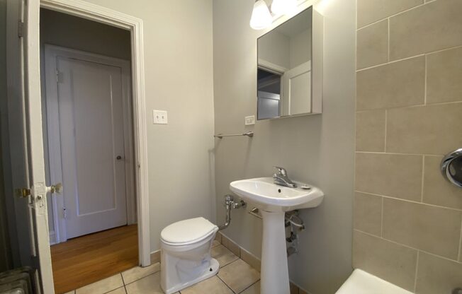 Bathroom - Charlie Chaplin One Bedroom