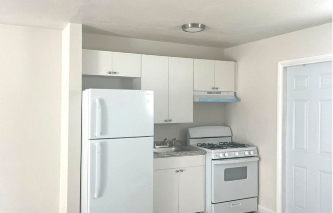 2 beds, 1 bath, $1,800, Unit 5