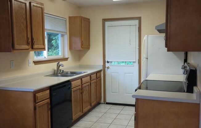 3 beds, 2 baths, $2,200, Unit 8