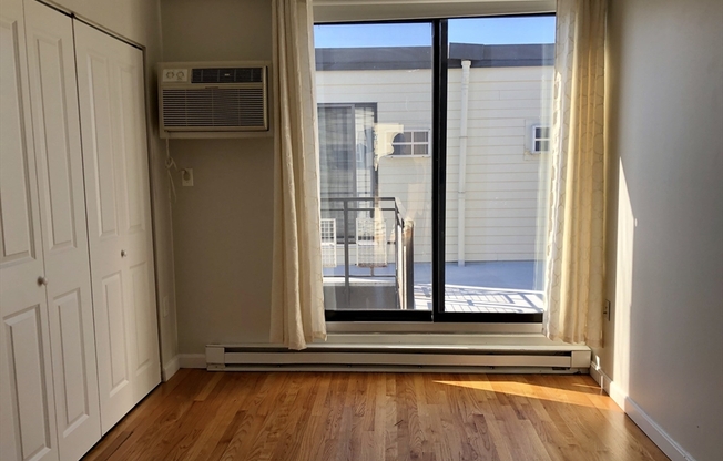 2 beds, 1.5 baths, 647 sqft, $4,400, Unit 616