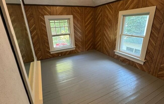 3 beds, 1 bath, $990