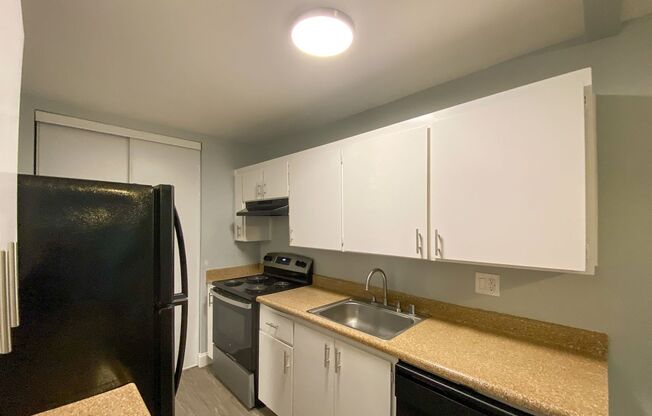 2 beds, 1 bath, 840 sqft, $1,625, Unit RO-83