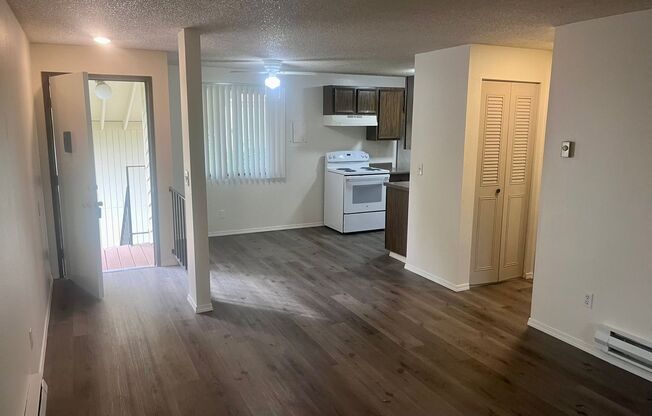 Single level top floor 1 bed Flat w/Covered patio