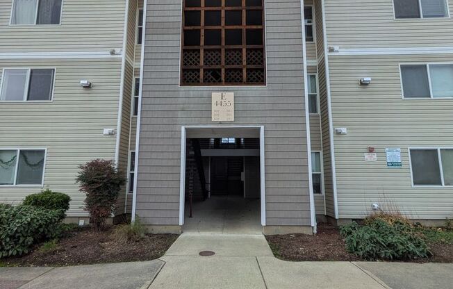 2 beds, 2 baths, 994 sqft, $1,575, Unit E302
