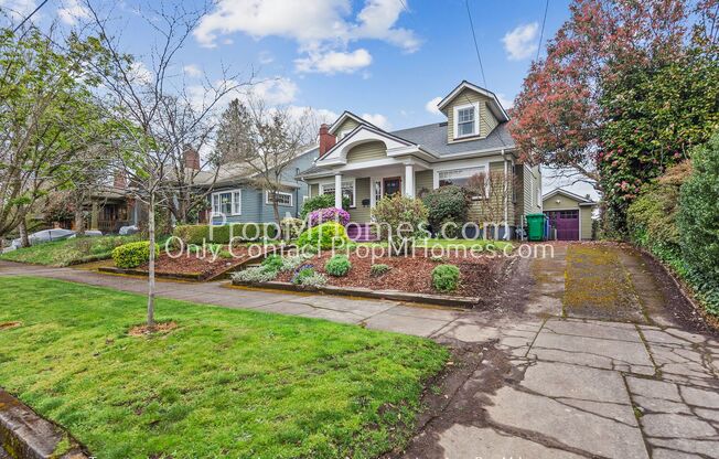 NEW PHOTOS & VIDEO TOURS! Charm in the Heart of Laurelhurst! Live Your Best Life!
