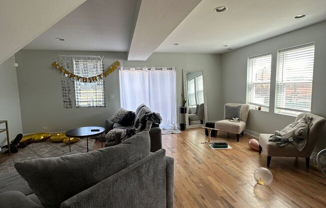 Great 2 bed/ 2 bath in Lincoln Park!