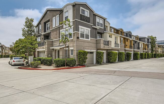Stylish 3BR Townhome in Prime Central SD – Near Convoy District, Bases & Freeways