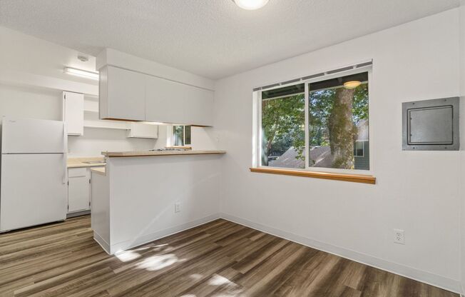 1 bed, 1 bath, 596 sqft, $1,300, Unit L-103