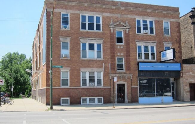 1 Bedroom in Lakeview! Modern kitchen