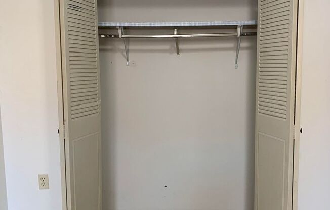 2 beds, 1 bath, $825, Unit 1502-23