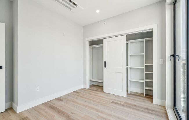 2 beds, 1 bath, $2,550, Unit 401