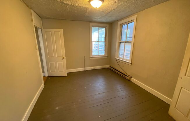 3 beds, 1 bath, $1,075, Unit 2nd Fl