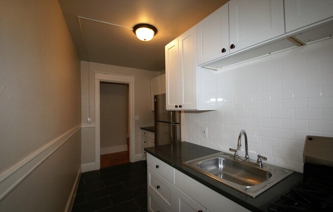 Studio, 1 bath, 410 sqft, $1,095, Unit 300